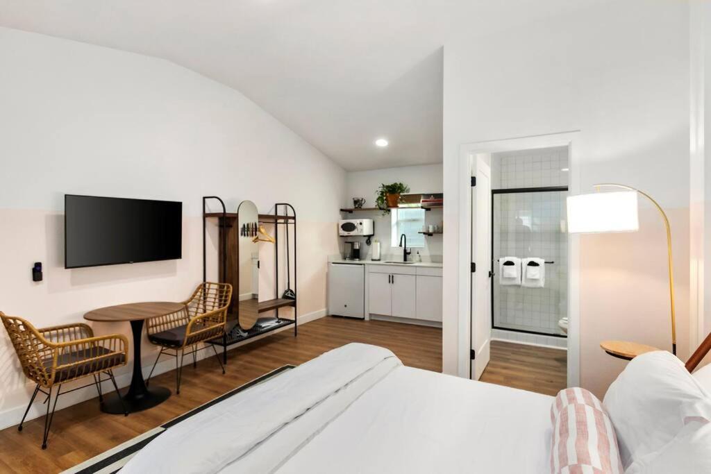 Chandler Apartment | Pulehua Studio suite.hōʻoluʻolu