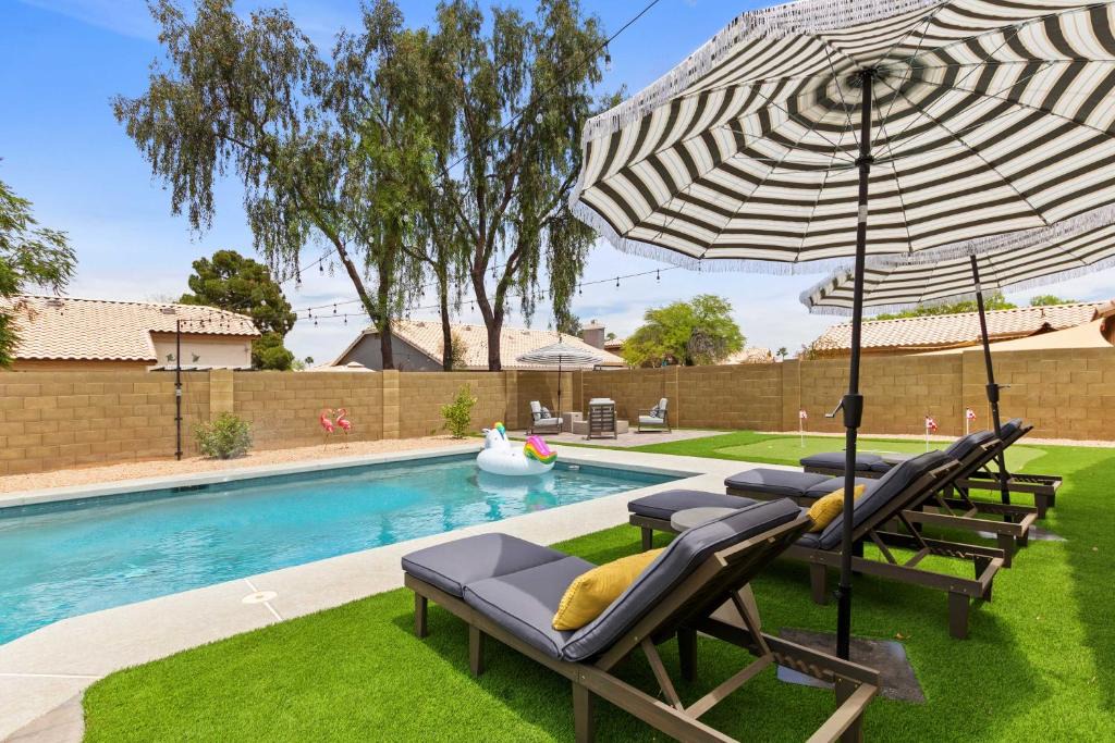 Chandler House | Putting Green! Desert Group Getaway in Chandler