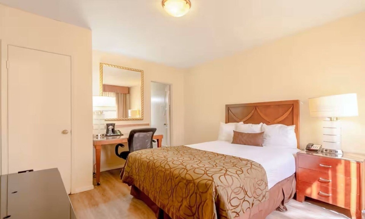 Yuma Townsite Hotel | Queen Retreat | Minutes to Gateway Park & Trails | Pool & Fitness Center Onsite
