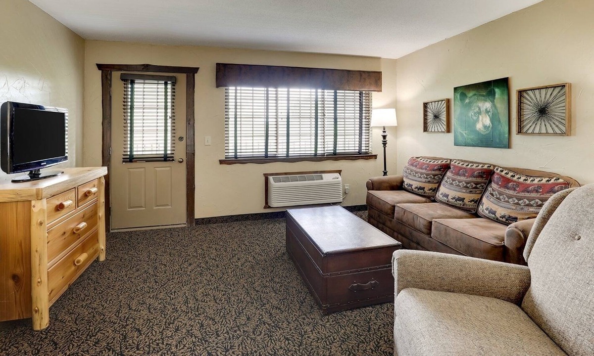 Onalaska Hotel | Queen Suite w/Full Kitchen, Patio & Free Breakfast | 4mi to Lake Onalaska