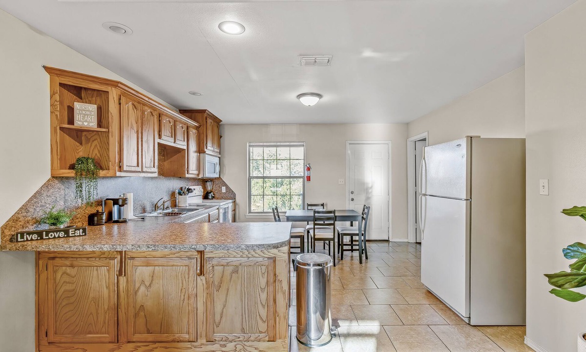 Mission Apartment | Quiet 3 bedroom 2 bathroom minutes away from the freeway