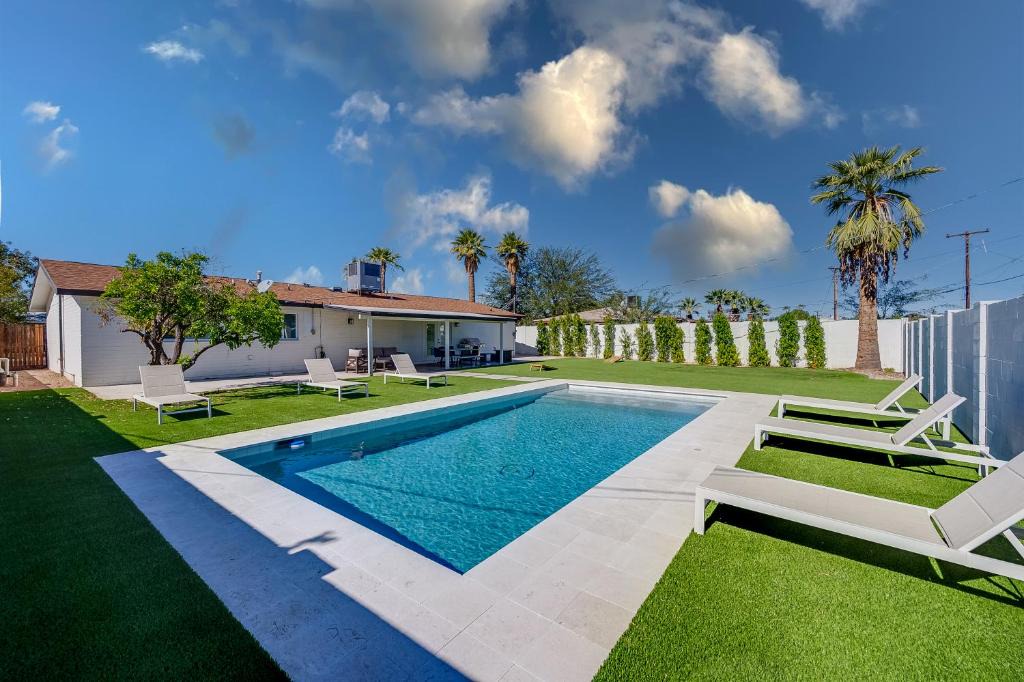 Melrose Village Villa | Quiet Contemporary Deluxe Estate 4BD/3BA: Old Town Scottsdale
