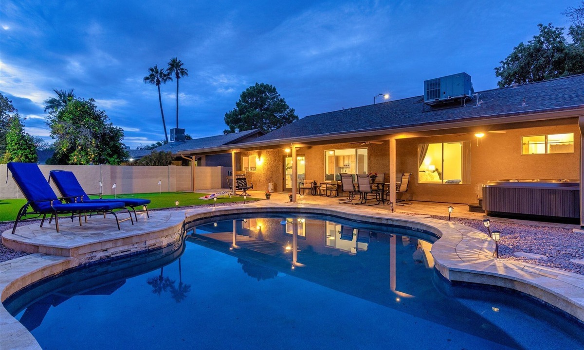 Mesa House | Refreshing Pool - Hot Tub - Putting Green - Massage Chairs - More!
