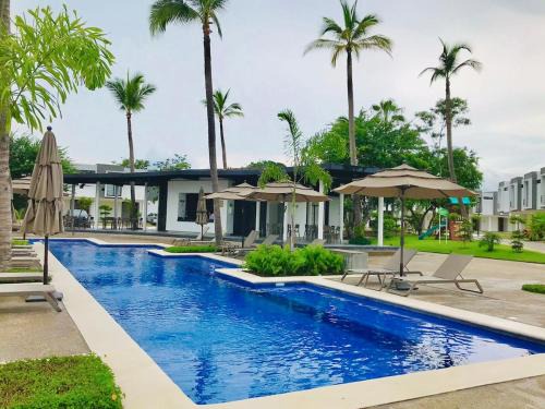 Valle Dorado House | Relax at Casa 33 Pool Club and Security