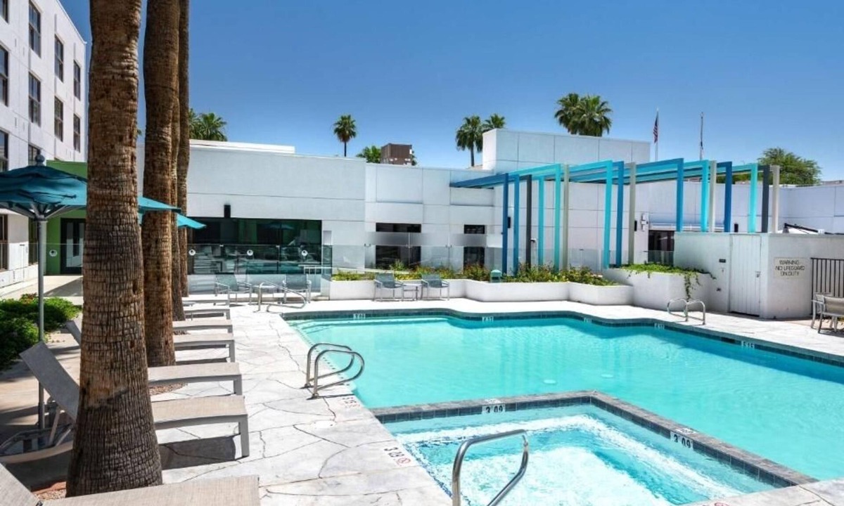 Chandler Hotel | Relax in a Spacious Modern Room Near Chandler Fashion Center – 4.5 miles