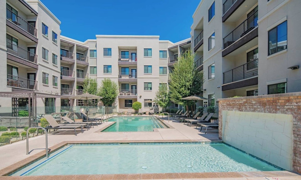 Orange Heights Apartment | Relaxing 1BR Apartment in Uptown Biltmore with Gym Pool and Parking