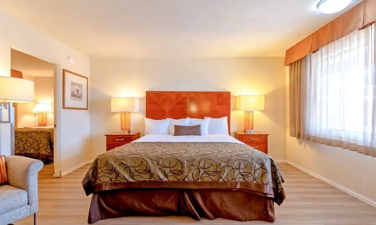 Yuma Townsite Hotel | Relaxing King & Queen Suite | Outdoor Pool | Steps from Historic Attractions