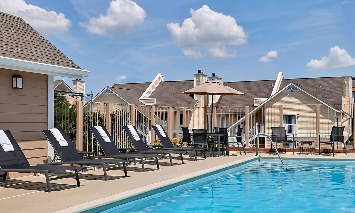 Tucson Hotel | Relaxing King Stay w/Free Breakfast, Outdoor Pool & Gym | Pet-friendly!