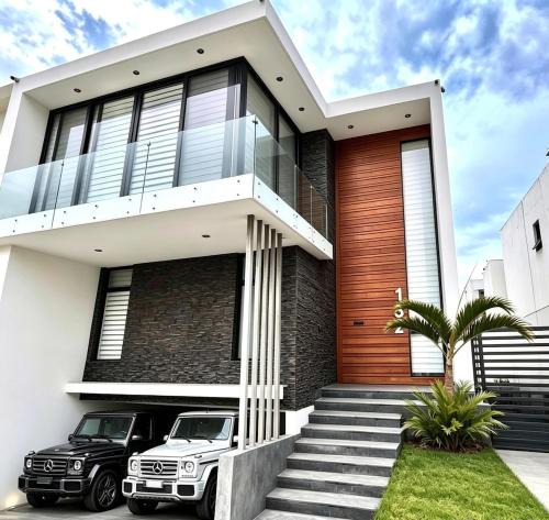 Zapopan House | Residencia Black and White Guadalajara