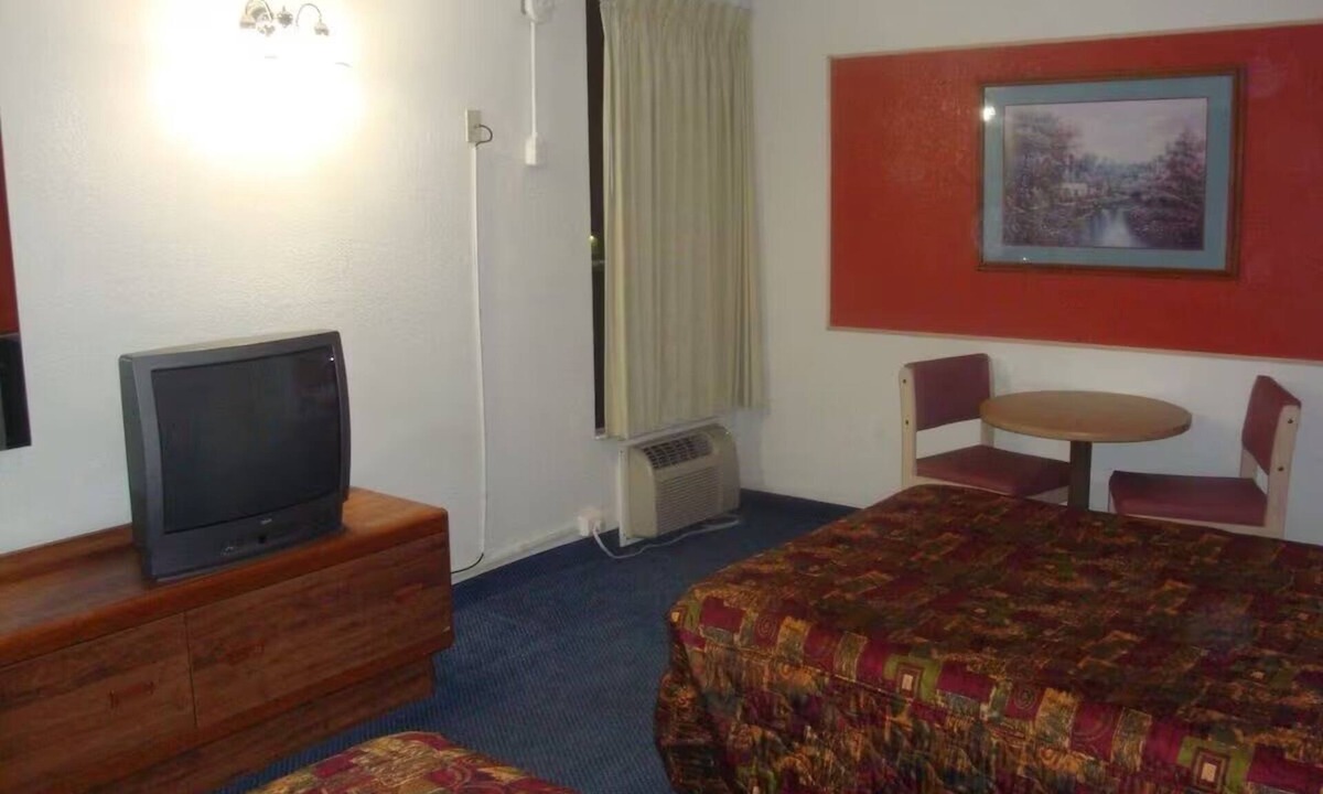 Lake Havasu City Hotel | Restful Stay Near Local Restaurants | w/Free Parking + Pets Allowed