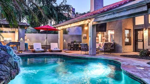 Paradise Park Vista House | Retreat Specials Private Backyard Oasis