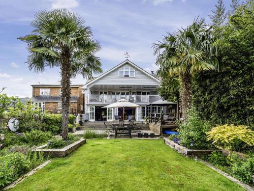 Richmond-upon-Thames House | River Haven - River Thames frontage house