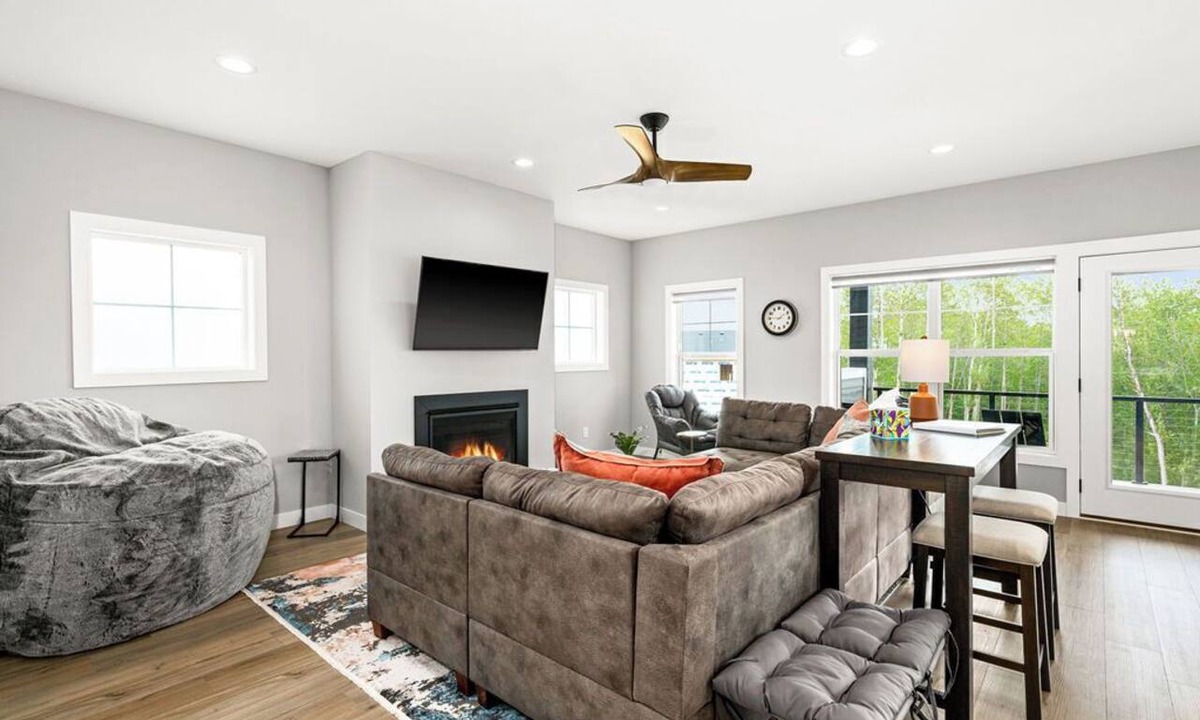 Riverside House | RiverWest Four Seasons - Hot tub -Dogs- Kids Play/Game Area
