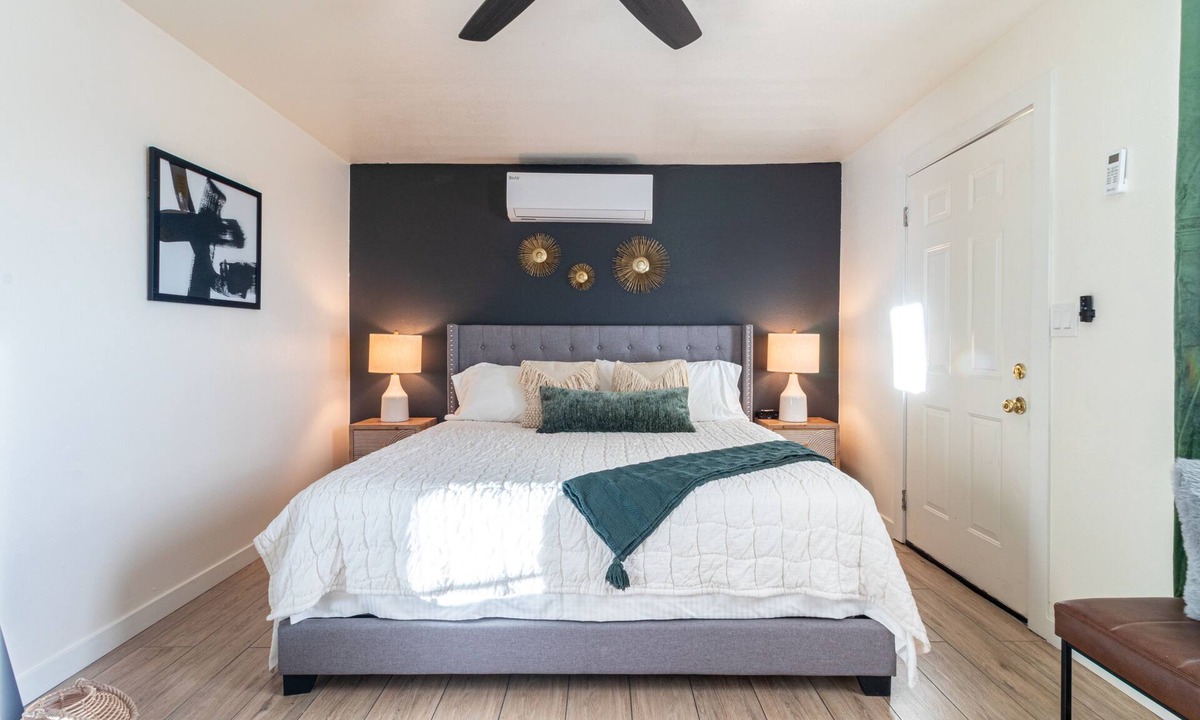 Newcastle Village Apartment | Romantic & Comfy Oasis: King Bed ~ Patio ~ Guesthouse