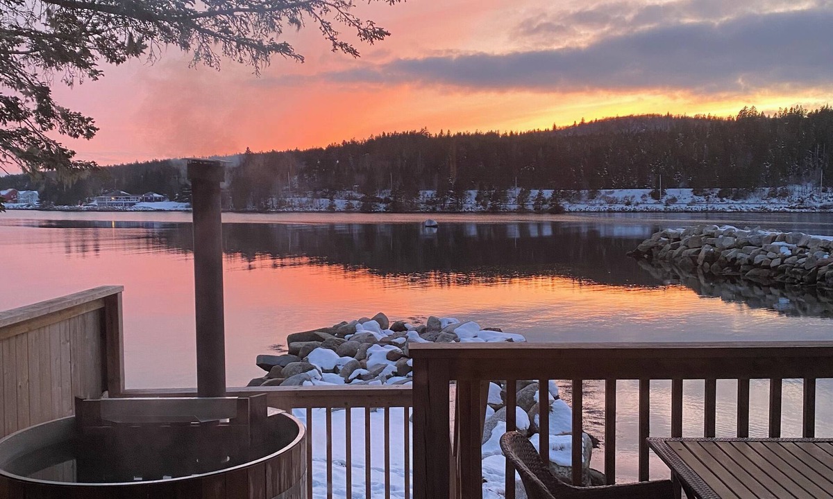 Boutiliers Point Cottage | Romantic Oceanfront Studio | Private Hot Tub | Fireplace | Near Halifax