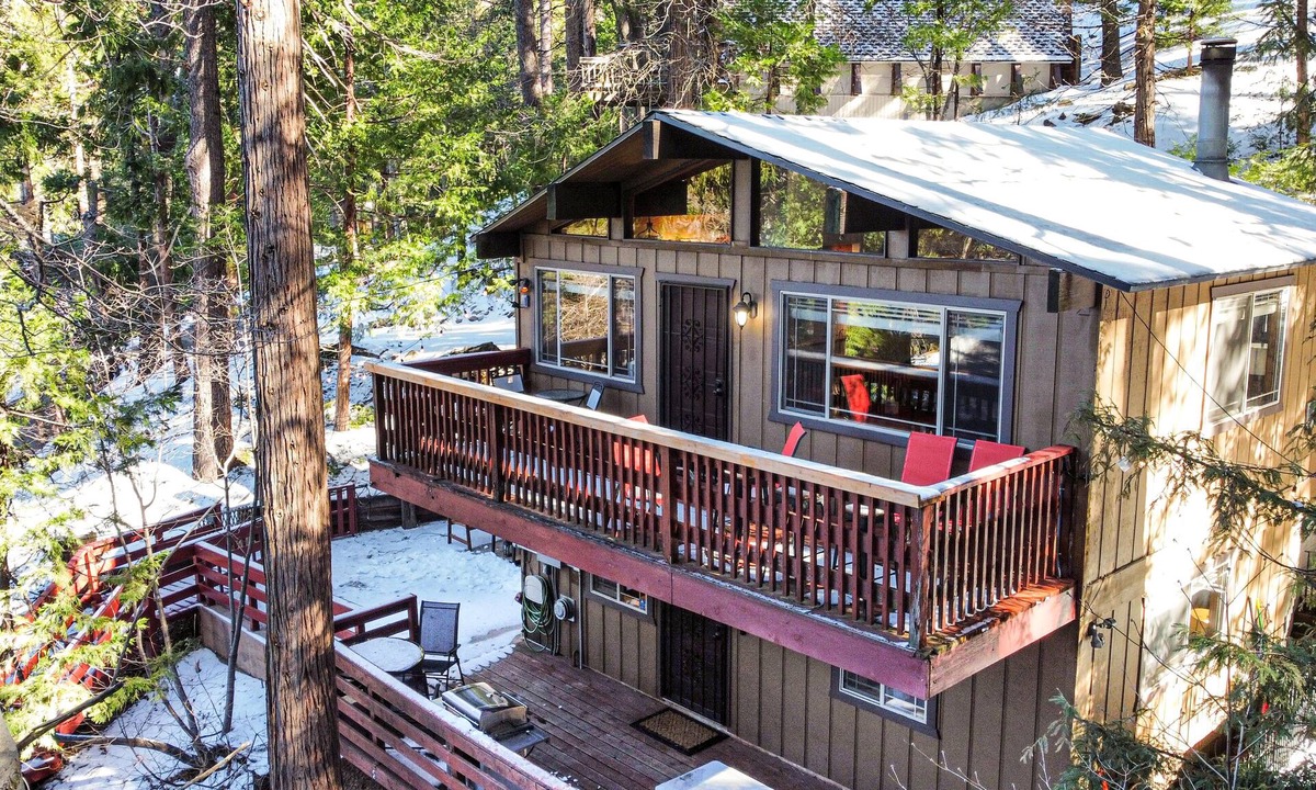 Crestline Cabin | Romantic, Pet-Friendly Cabin. 5-min walk to Lake. 2 BBQ + 2 Decks + Fire Pit/EV