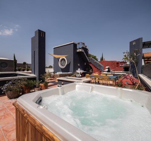 San Miguel de Allende House | Rooftop Jacuzzi! Country-style 4 Bedroom Cottage