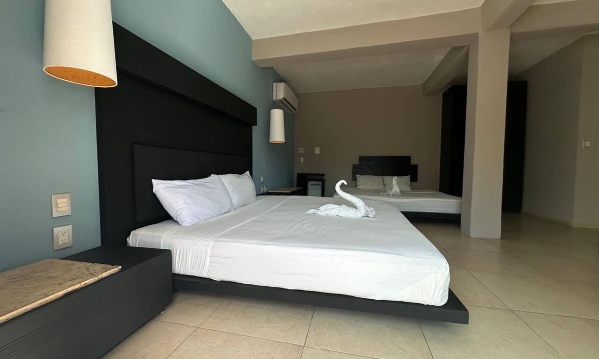 12th Street Hotel | Room with balcony at BLVD Hotel, fifth avenue