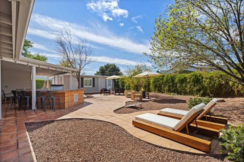 Pomelo Park House | Royal Modern -Stylish Home with Casita and Grille