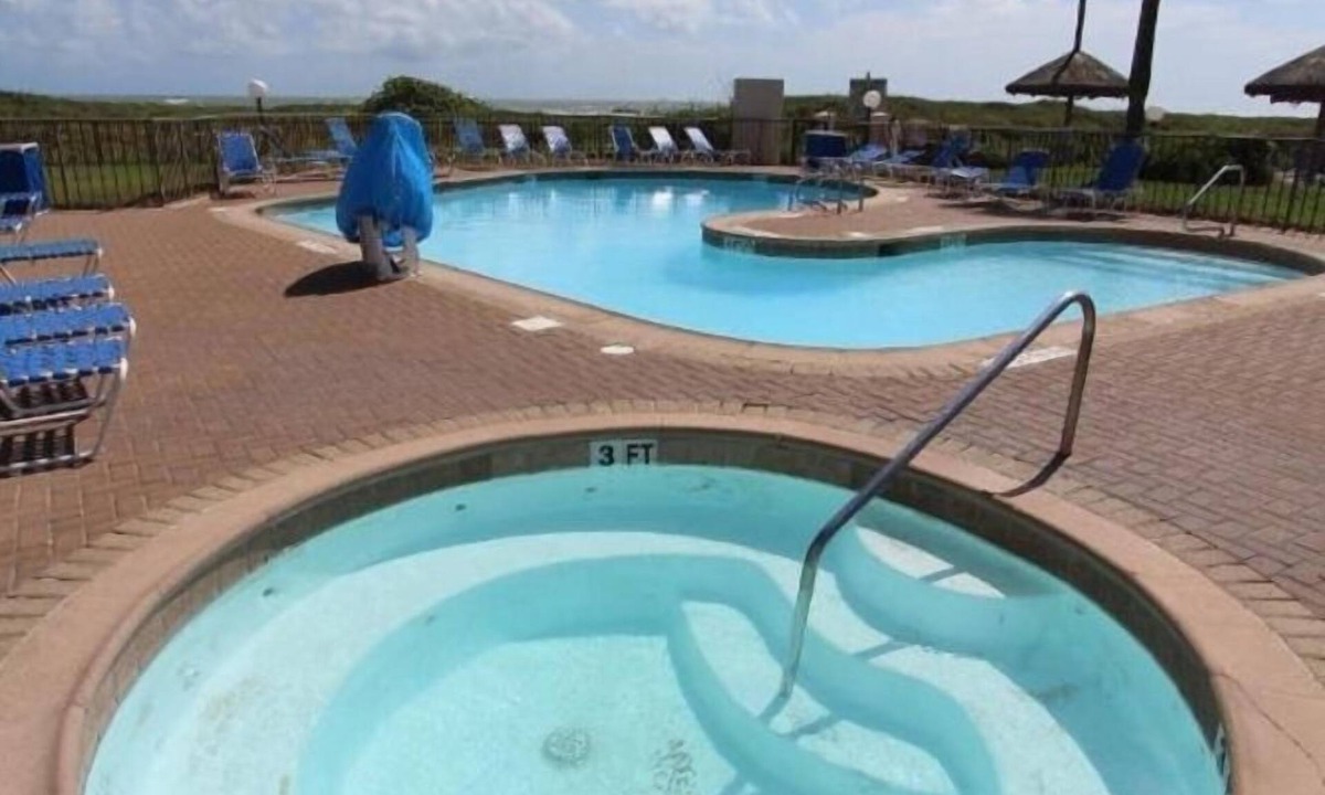 South Padre Island Condo | Royale Beach & Tennis Resort Cozy 2BR Condo with Spa Tub