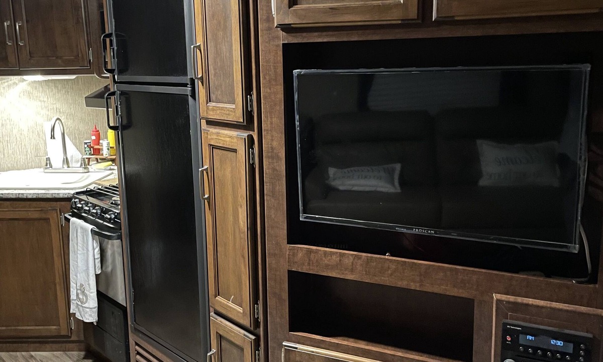 The Foothills House | RV in foothills located near stores. Smoking area with fire pit provided.