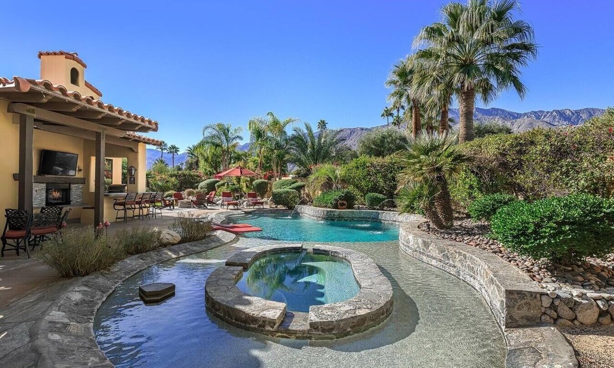 Palm Springs House | Saltwater Pool/Spa, Tanning Shelf, Firepit, Outdoor Fireplace Shower Free WiFi