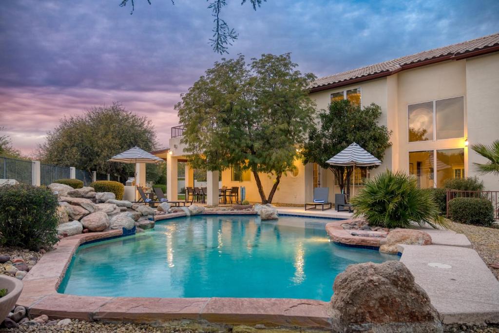 Paradise Valley Village House | Sandstone by AvantStay Spacious Desert Oasis w Pool BBall Crt Movie Room
