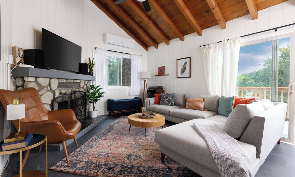 Crestline House | Serene 2 Bed 2 Bath Cabin with Hot Tub Nestled in San Bernardino Mountains