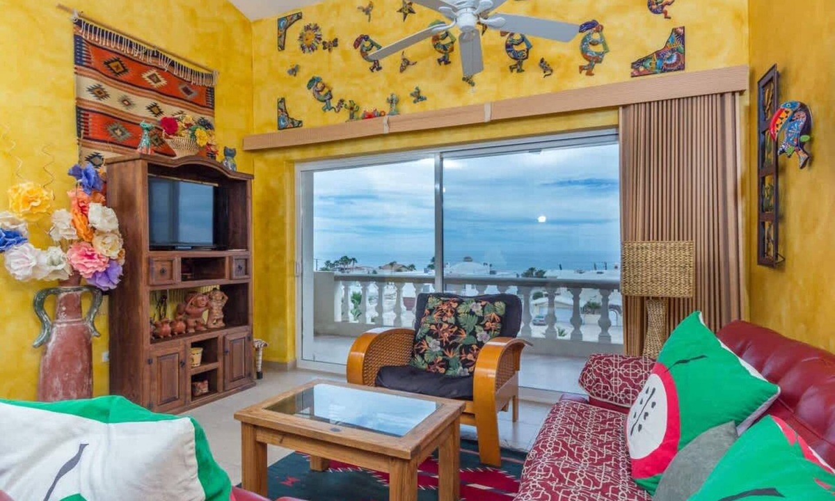 Las Conchas Condo | Serene & Warm 3rd Level Condo - Corona del Mar 302