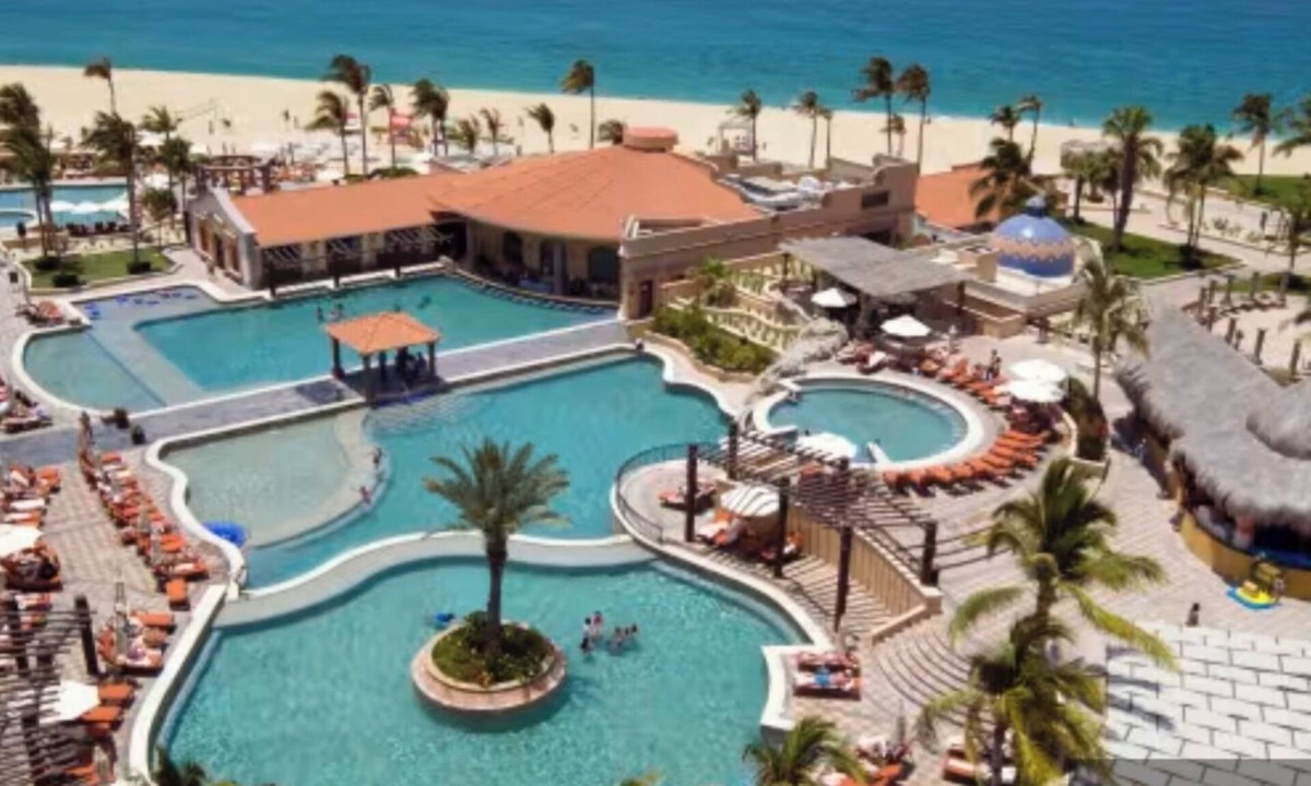 Centro Resort | Set along a sandy beach on the Pacific Ocean, near The Arch of Cabo San Lucas.
