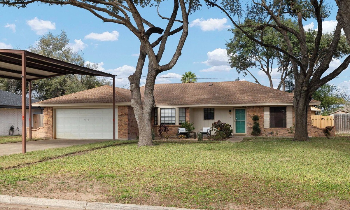Mission House | Sharyland Home with Jacuzzi & Playset, Sleeps 11!