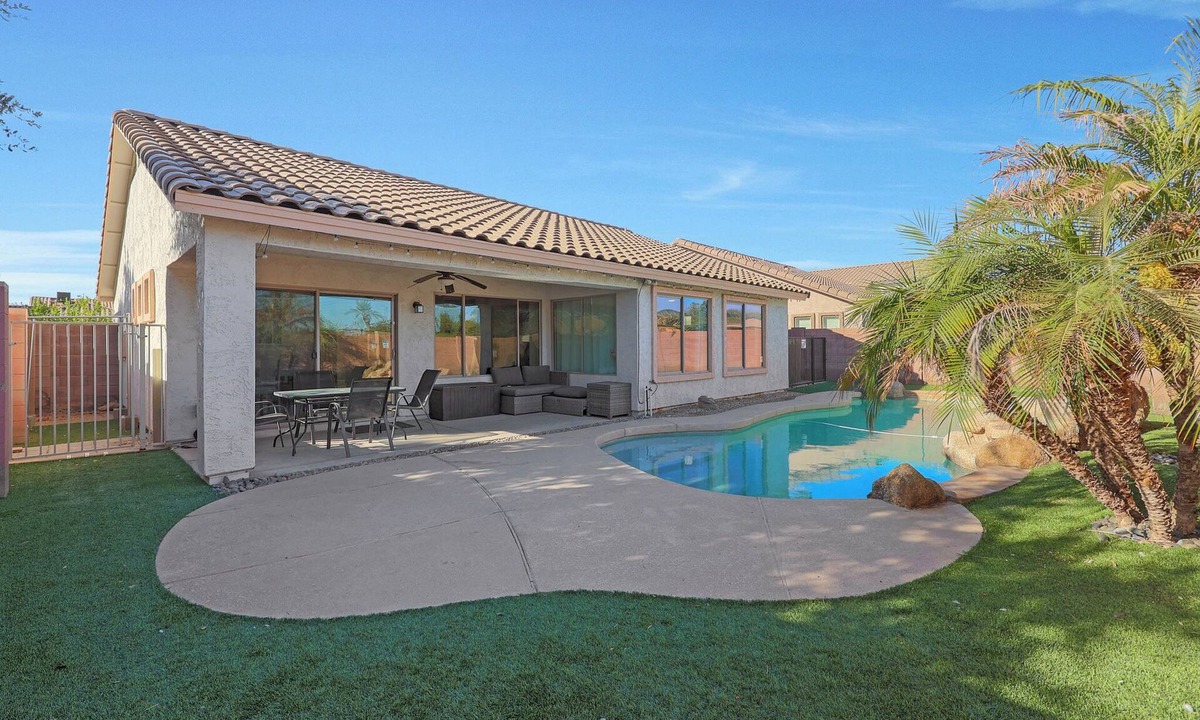 Goodyear House | Single story Goodyear property w/pool. Near spring training & Phoenix Raceway!