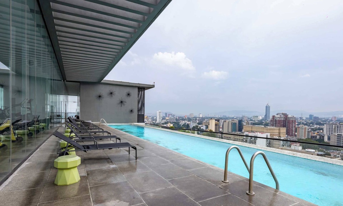Zona Minerva House | Skyline retreat w/rooftop pool & gym