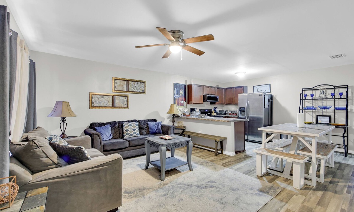 Mercedes House | Sleeps 10 Game Room + Pool Table Truck Parking