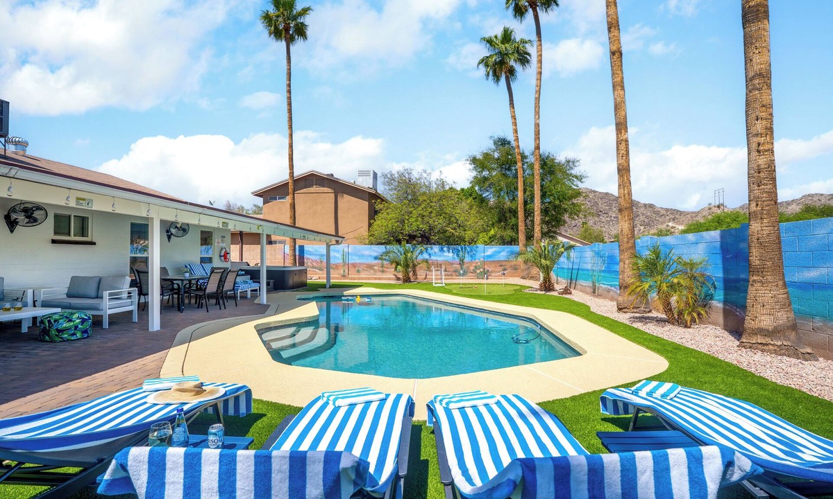 Desert Foothills Estates House | South Mountain FREE HEAT Pool & Hot Tub walk to Trails & Park NEW