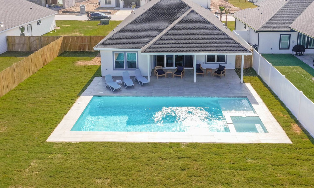 Laguna Vista House | South Padre Island Luxury 4-Bedroom Home with Private Pool and Hot Tub