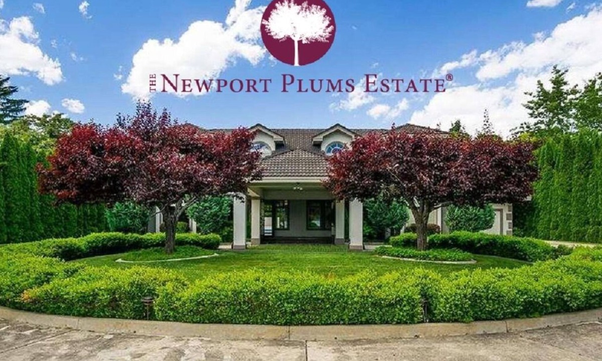 Sandpoint House | South Sandpoint Estate: Pool, Covered Spa, Theater & Walk to Downtown