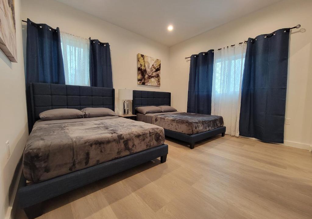 Pico - Robertson Apartment | Spacious 2-Bedroom, One and a Half Bath Home in Pico-Robertson Near Beverly Hills and Cedars-Sinai