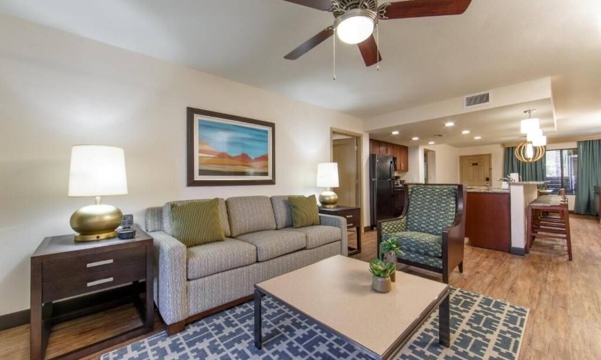 North Scottsdale Hotel | Spacious 2BR Villa Perfect For Family Stay | Outdoor Pools and Free Parking