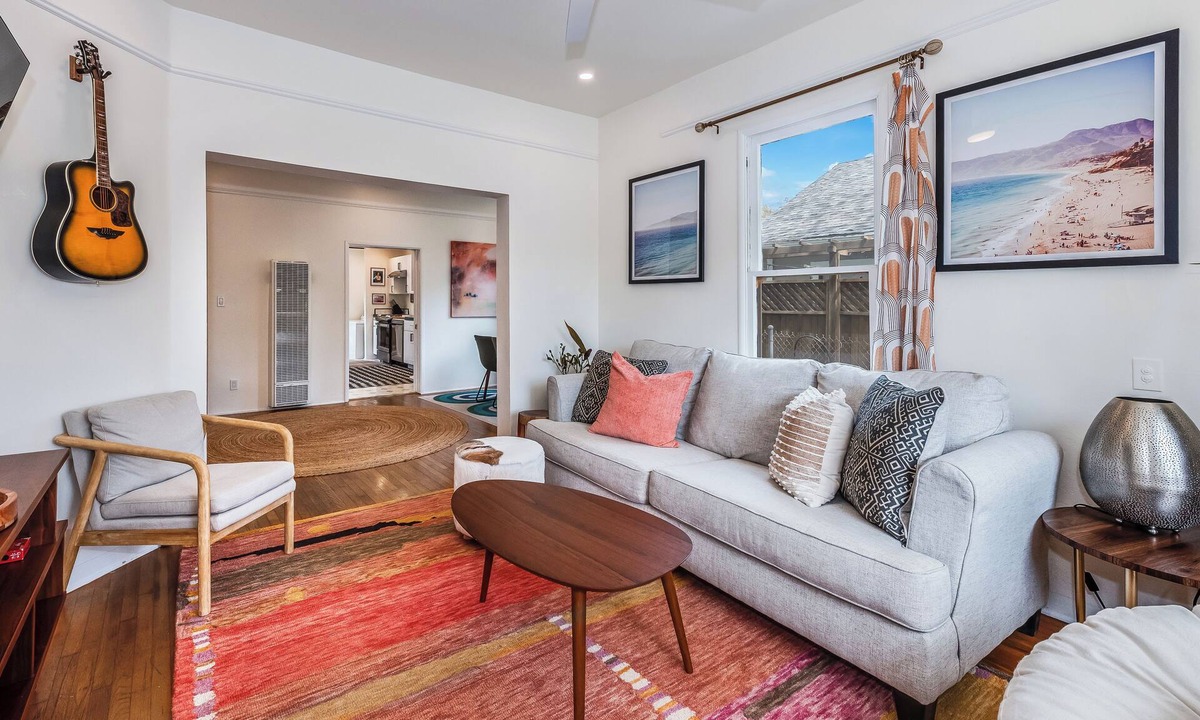 Oak Park Apartment | Spacious 3-bedroom Victorian Steps from Everything