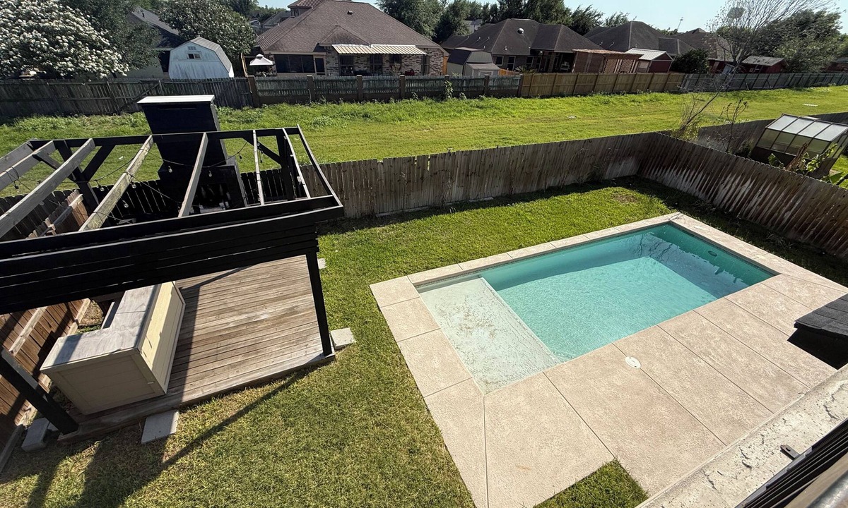 Alamo House | Spacious 4-bedroom modern pool house