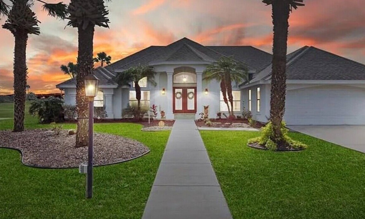 Laguna Vista House | Spacious 4-bedroom home in Laguna Vista w/pool, pickleball, golf course and gym