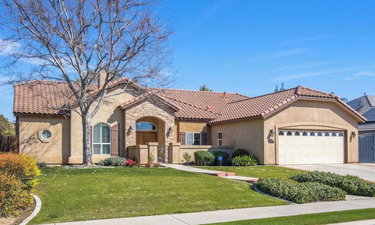 Greenacres House | Spacious 4BR 3BA Home KING Suite Pool Sleeps 8