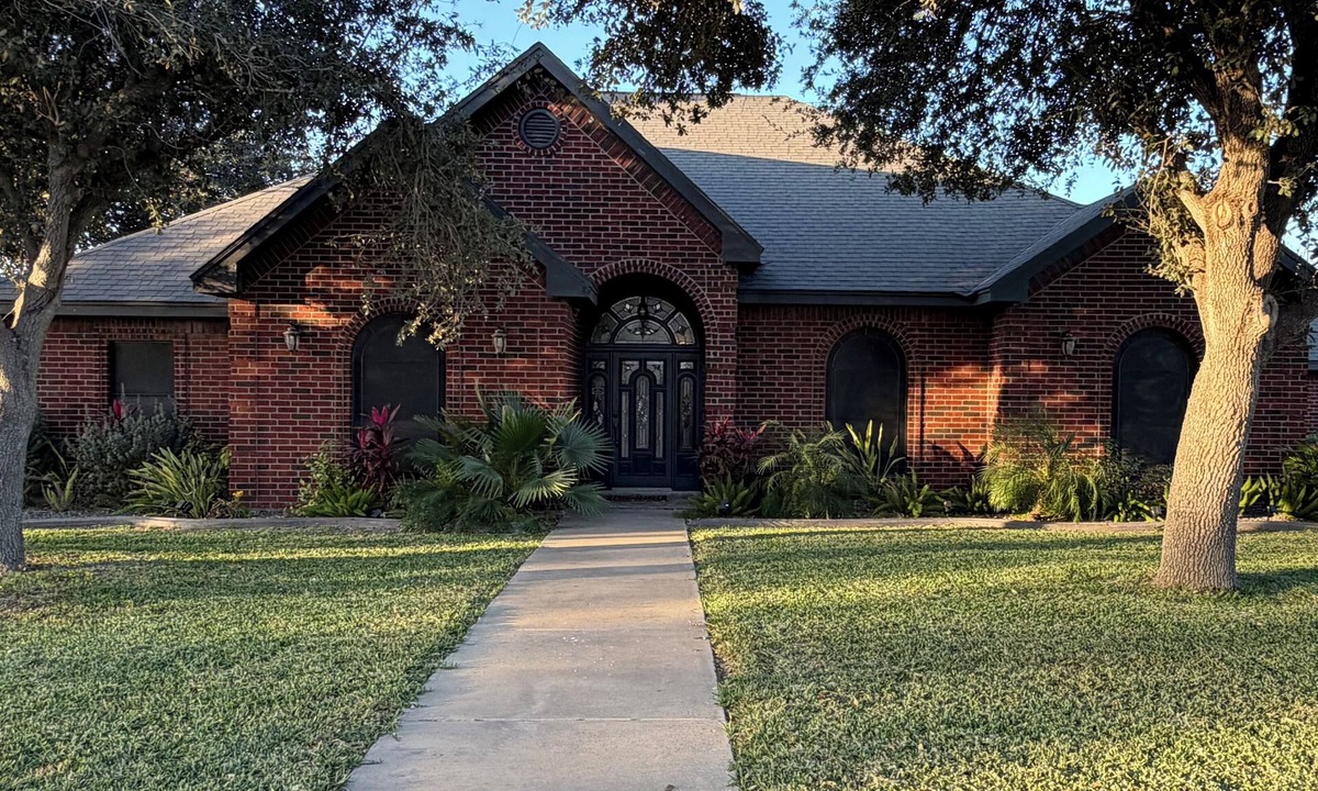 Palmhurst House | Spacious 5-bedroom 3.5 bath home on 1/2 an acre in Mission. Pet friendly.