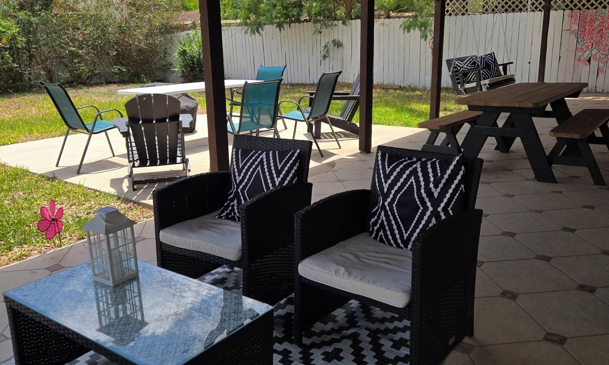 Brownsville House | Spacious 5-bedroom/3 Bath house in pleasant Brownsville.