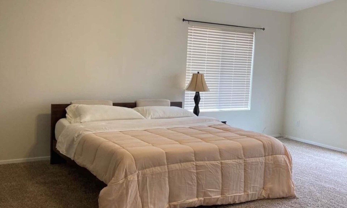Mission Valley House | Spacious 6-bedroom ,4 bath house in awesome Casa Grande with WiFi, AC !