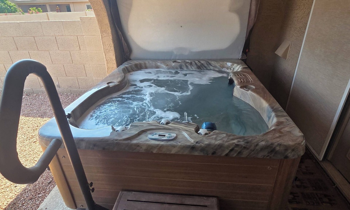 Chandler House | Spacious golfers retreat with free guest pass!