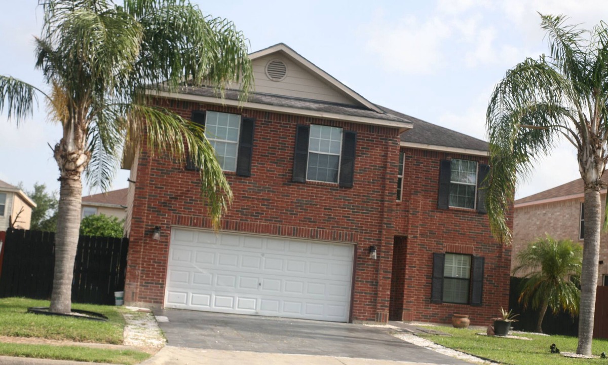 Brownsville House | Spacious Home