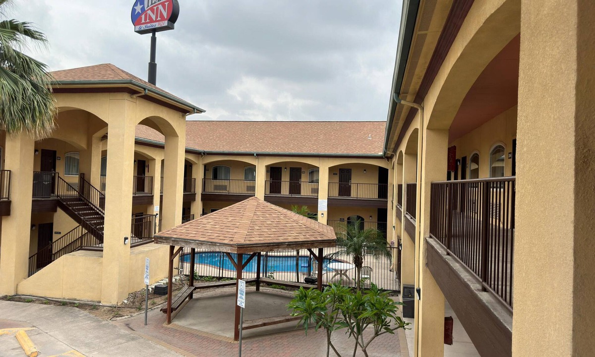 Edinburg Hotel | Spacious hotel suites with one king bedroom and one drawing room with Wi-Fi, AC.
