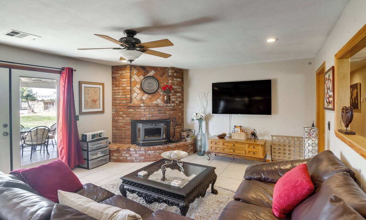 Lancaster House | Spacious Lancaster Family Ranch - BBQ & Patio